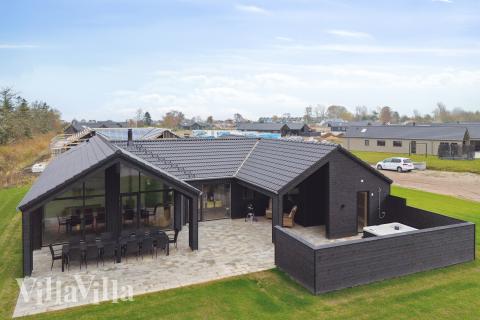 Flot sommerhus nr. 647 med god plads til op til 14 personer