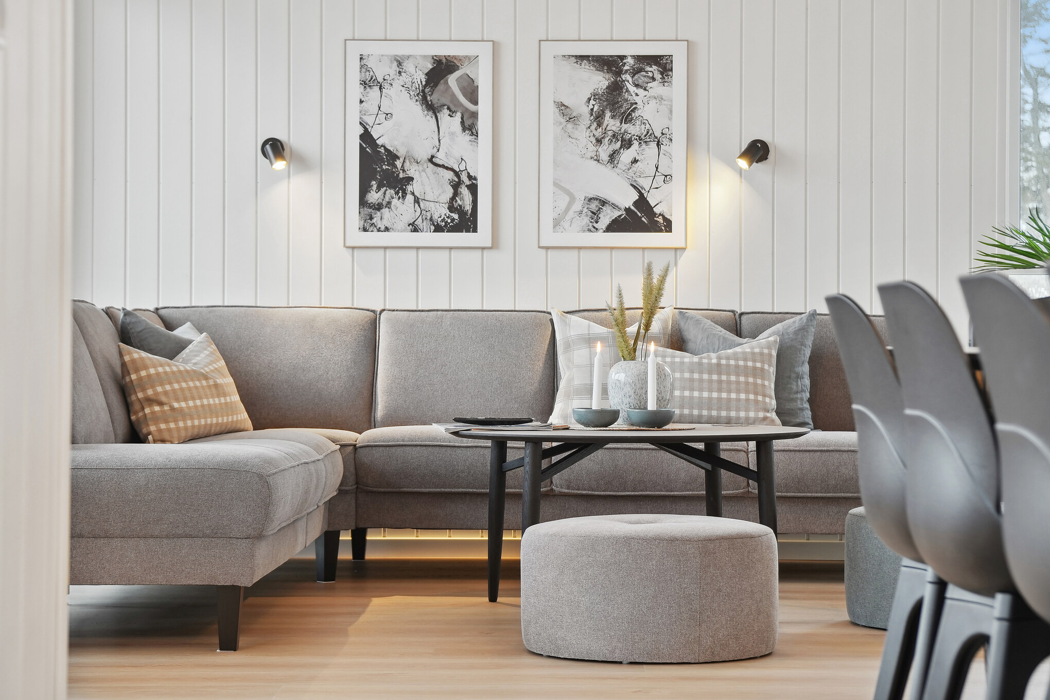 Sofaen i luksushus 630 i Fyn og øer indbyder til brætspil eller at se en film sammen.