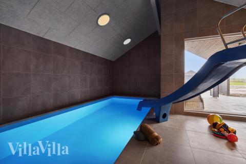 Sommerhus 630 er indrettet med en lækker poolafdeling med vandrutsjebane, dejlig stor indbygget spabad og sauna