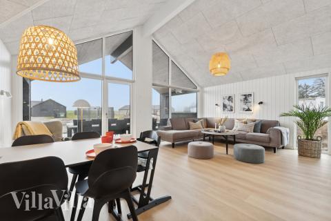 Det store lyse opholdrum i luksushus nr. 630 til 16.