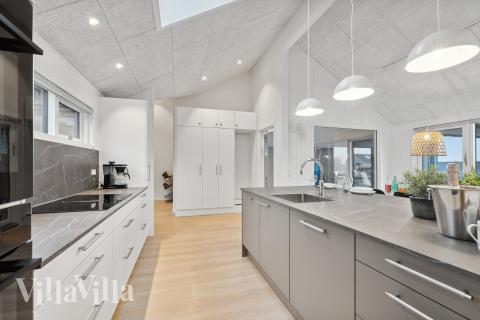 Køkkenet i luksushus nr. 630 er udstyrret, så I let kan lave mad til 16 personer.