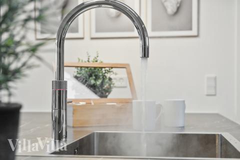 Køkkenet i luksushus nr. 630 er godt indrettet.