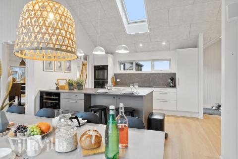 I kan sagtens side 16 personer sammen i sommerhusets opholdsrum, når I besøger luksushus 630 i Fyn og øer.