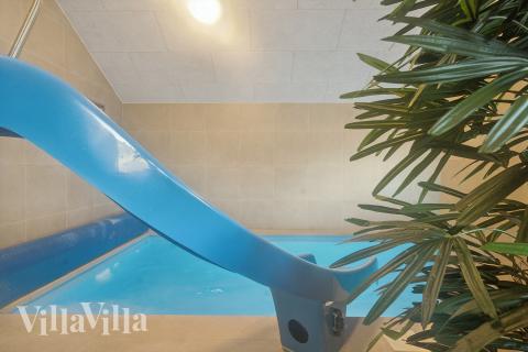 Den lækre pool i luksushuse nr. 662 til 18 personer