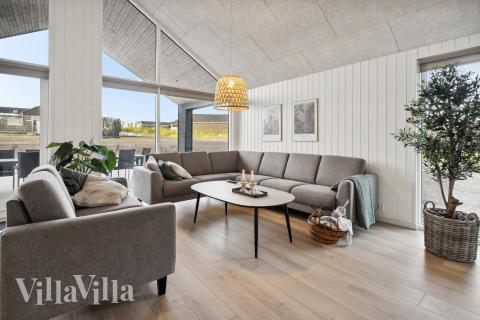 Sofaen i luksushus 662 i Sydjylland indbyder til brætspil eller at se en film sammen.