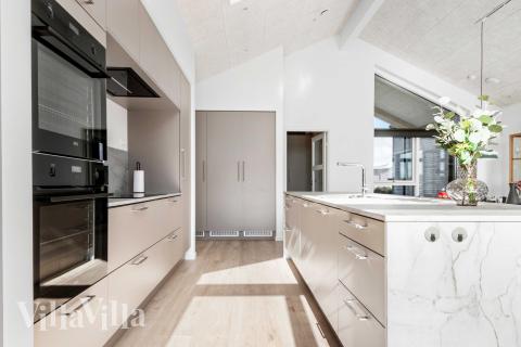 Køkkenet i luksushus nr. 682 er udstyrret, så I let kan lave mad til 18 personer.