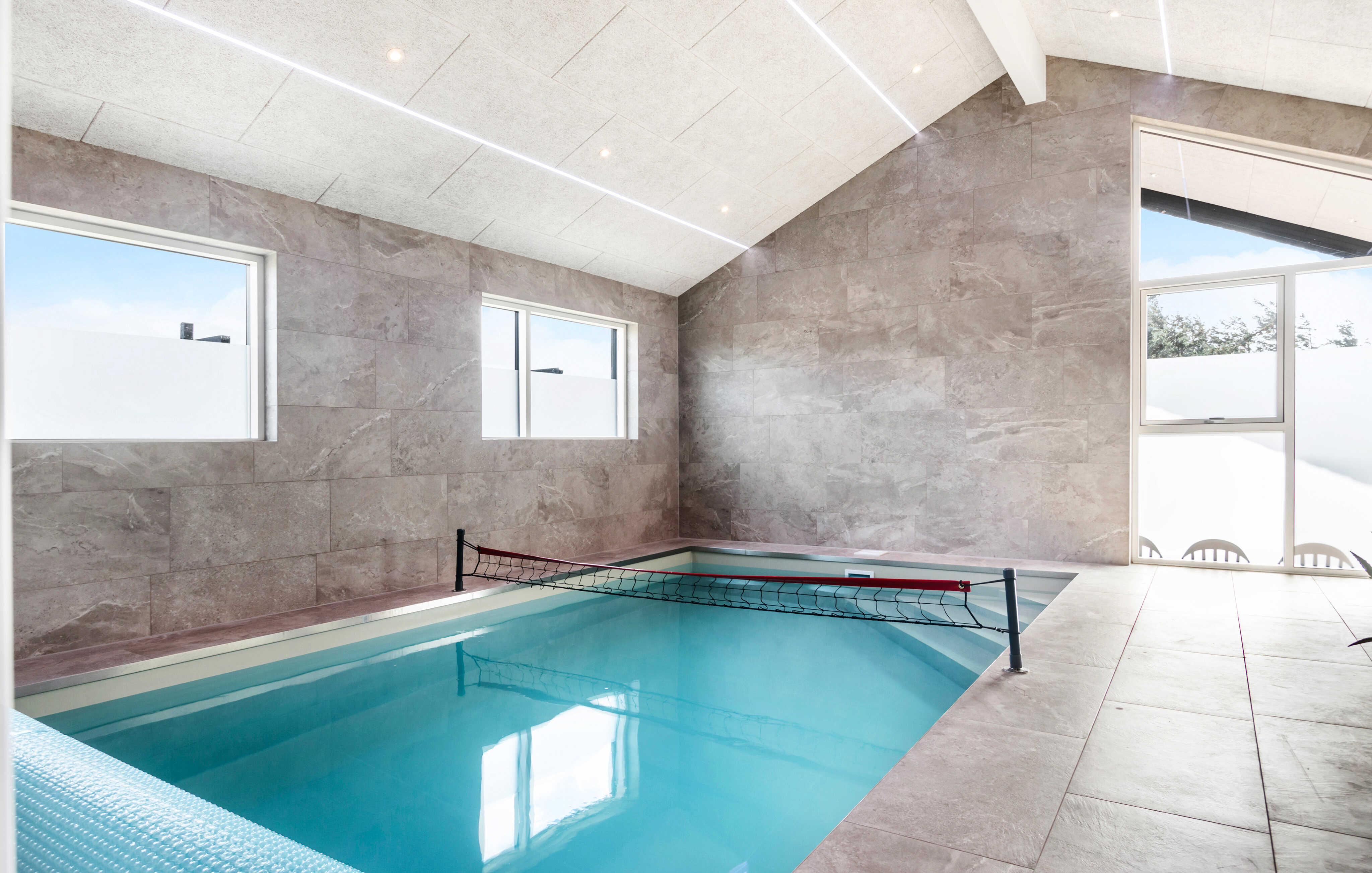 Sommerhus 682 er indrettet med en lækker poolafdeling med vandrutsjebane, dejlig stor indbygget spabad og sauna