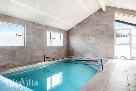 Sommerhus 682 er indrettet med en lækker poolafdeling med vandrutsjebane, dejlig stor indbygget spabad og sauna