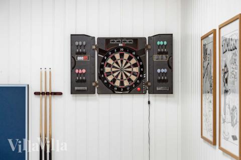 Luksushus 682 til 18 personer byder på et stort aktivitetsrum med bl.a. billard og dart