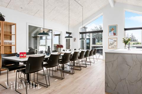 Det store lyse opholdrum i luksushus nr. 682 til 18.