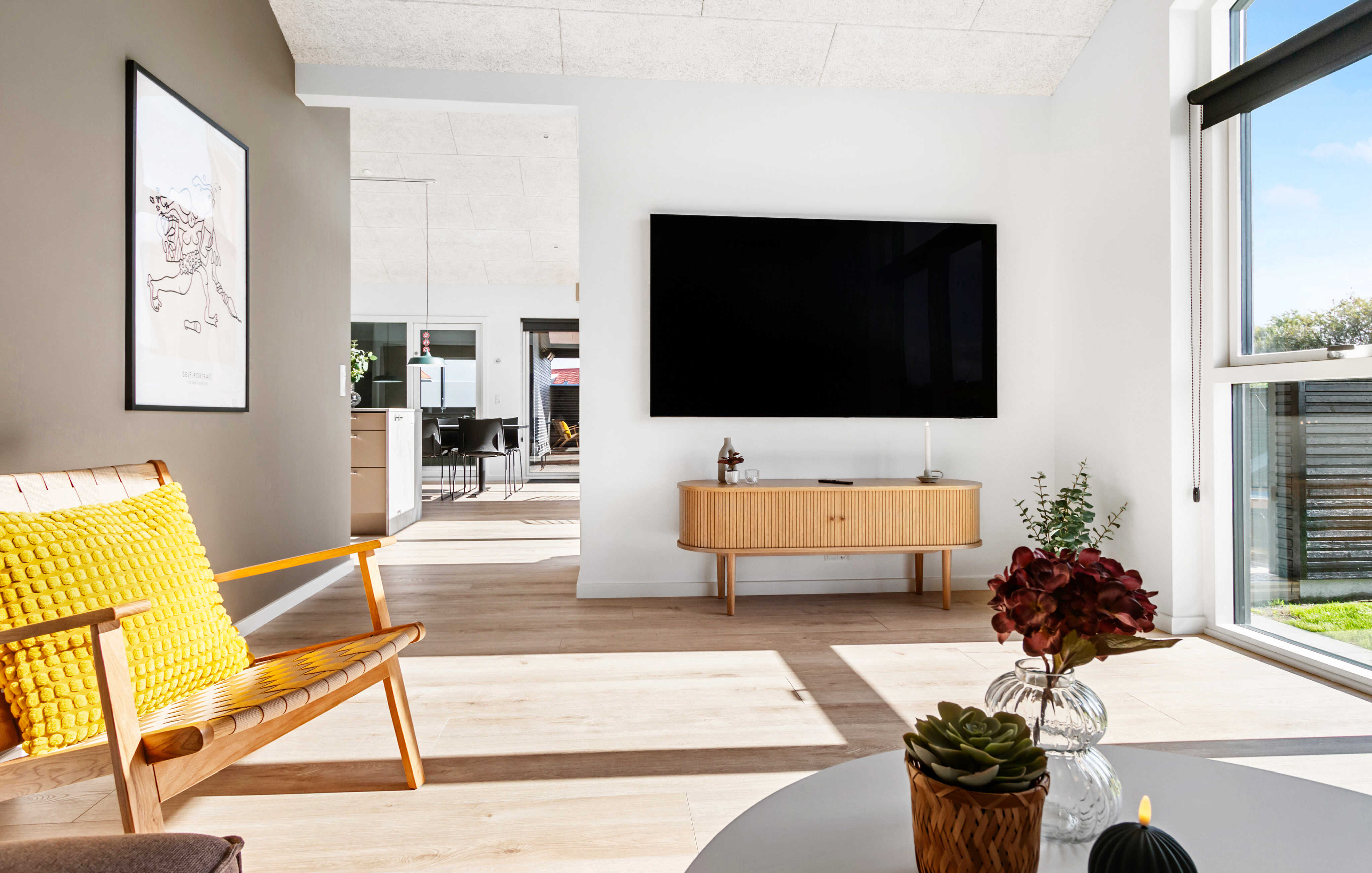 Sofaen i luksushus 682 i Nordjylland indbyder til brætspil eller at se en film sammen.