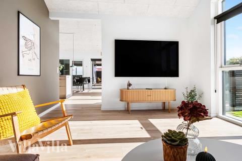 Sofaen i luksushus 682 i Nordjylland indbyder til brætspil eller at se en film sammen.