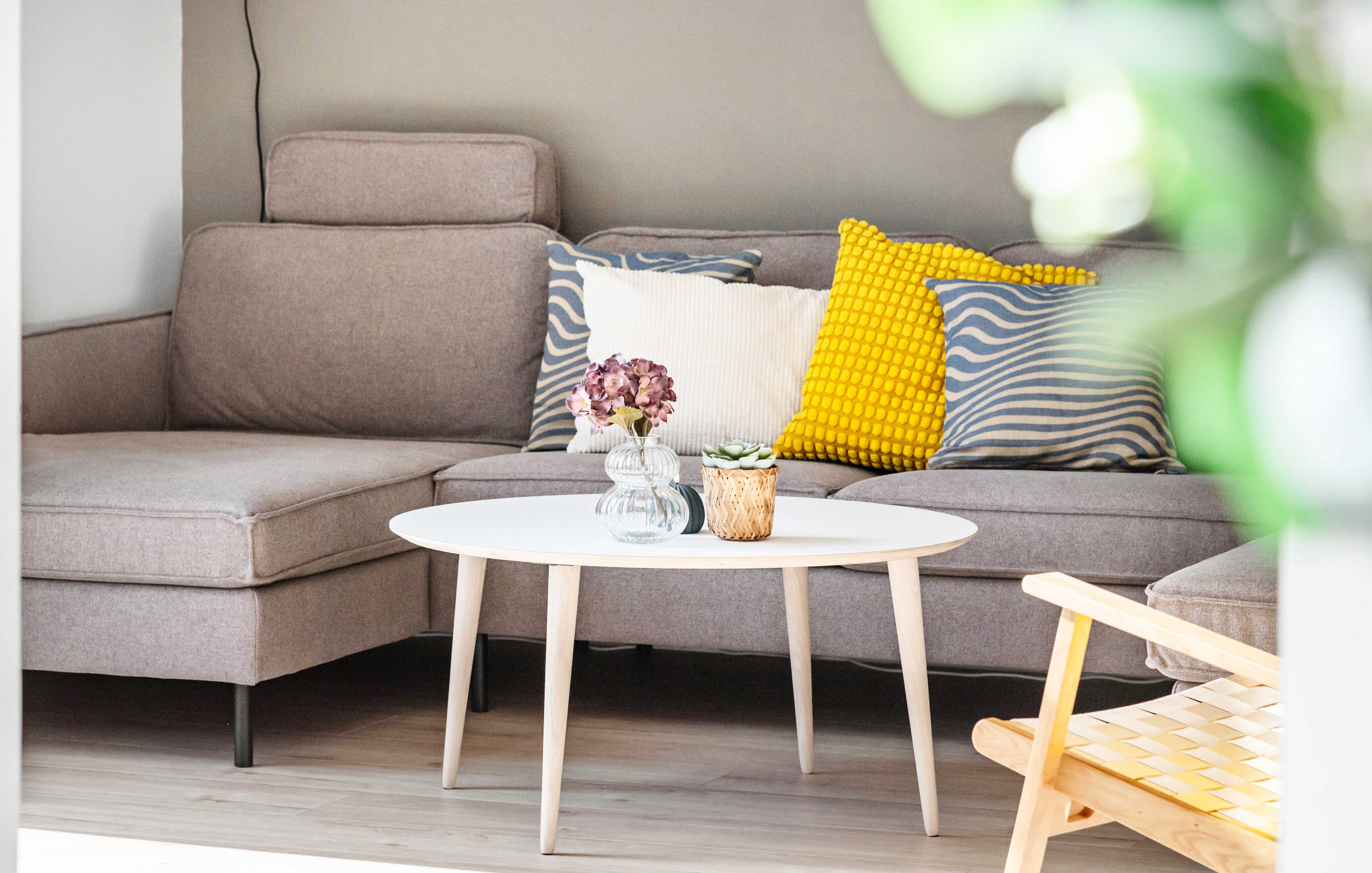 Der er mulighed for hygge i sommerhusets sofaarrangement, når I besøger luksushus nr. 682