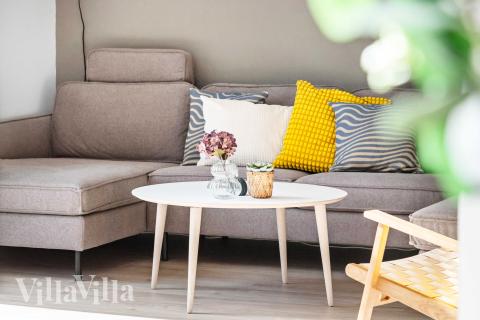 Der er mulighed for hygge i sommerhusets sofaarrangement, når I besøger luksushus nr. 682