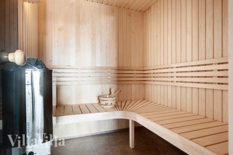 Nyd varmen i saunaen i luksushus nr. 682 til 18 personer