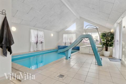 Sommerhus 220 er indrettet med en lækker poolafdeling med vandrutsjebane, dejlig stor indbygget spabad og sauna