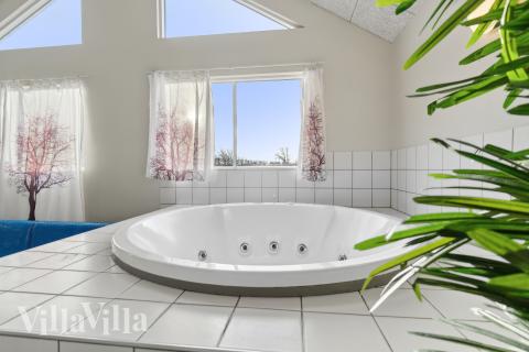 Nyd varmen i spaen i luksushus nr. 220 i Fyn og øer