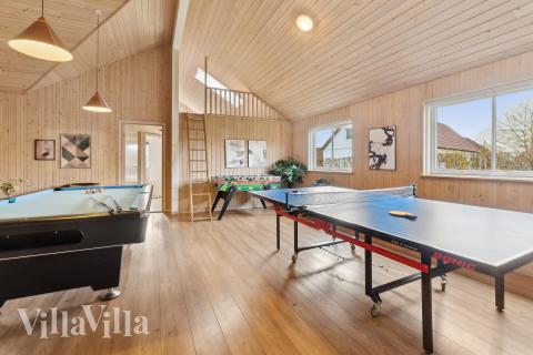 Luksushus 220 til 20 personer byder på et stort aktivitetsrum med bl.a. billard og dart