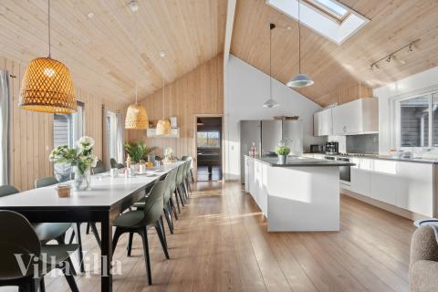 Det store lyse opholdrum i luksushus nr. 220 til 20.