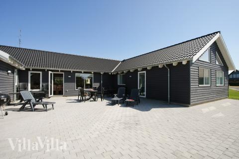 Nyd en grillaften på terrassen i luksushus nr. 220 i Fyn og øer