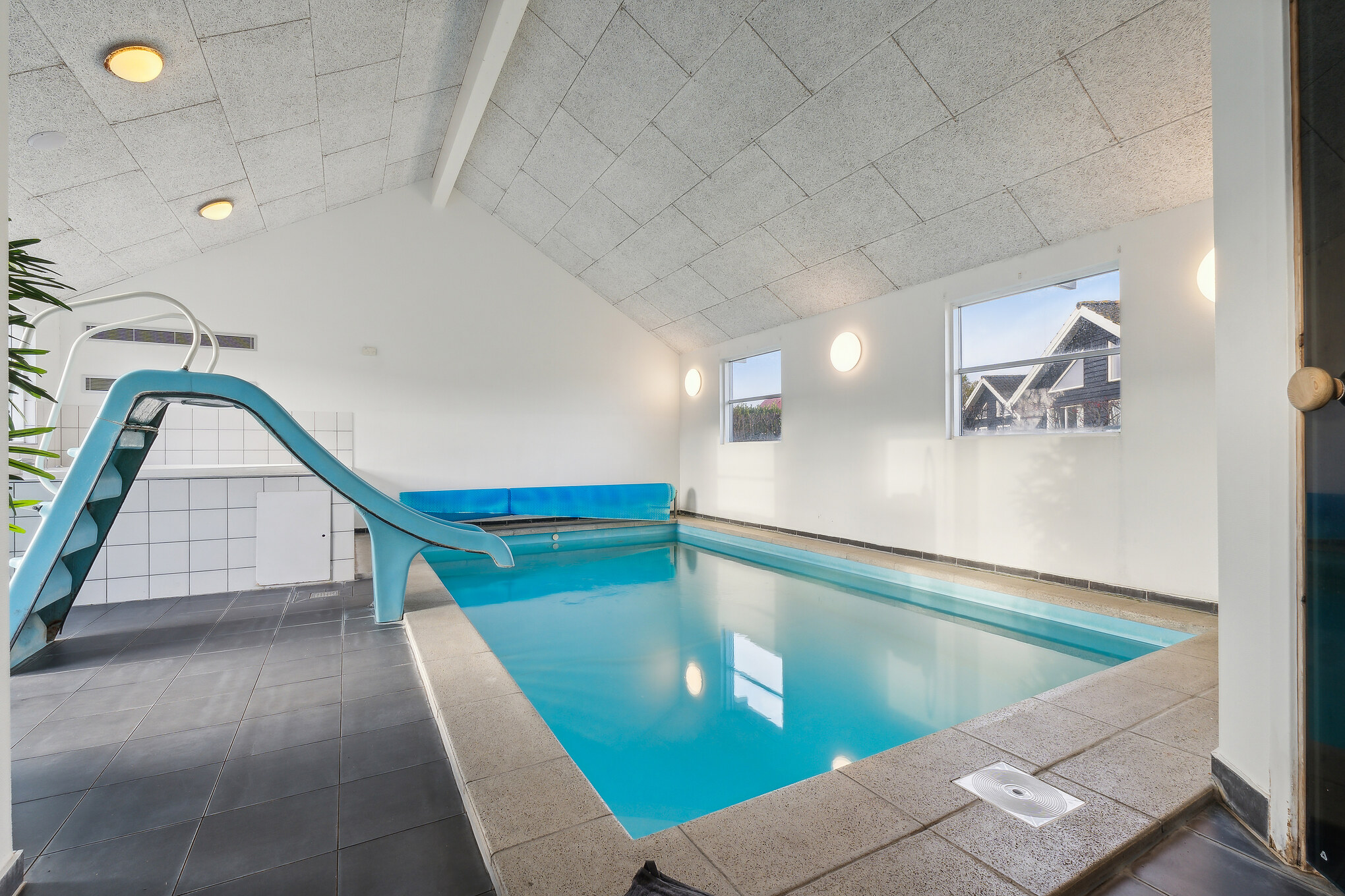 Sommerhus 221 er indrettet med en lækker poolafdeling med vandrutsjebane, dejlig stor indbygget spabad og sauna