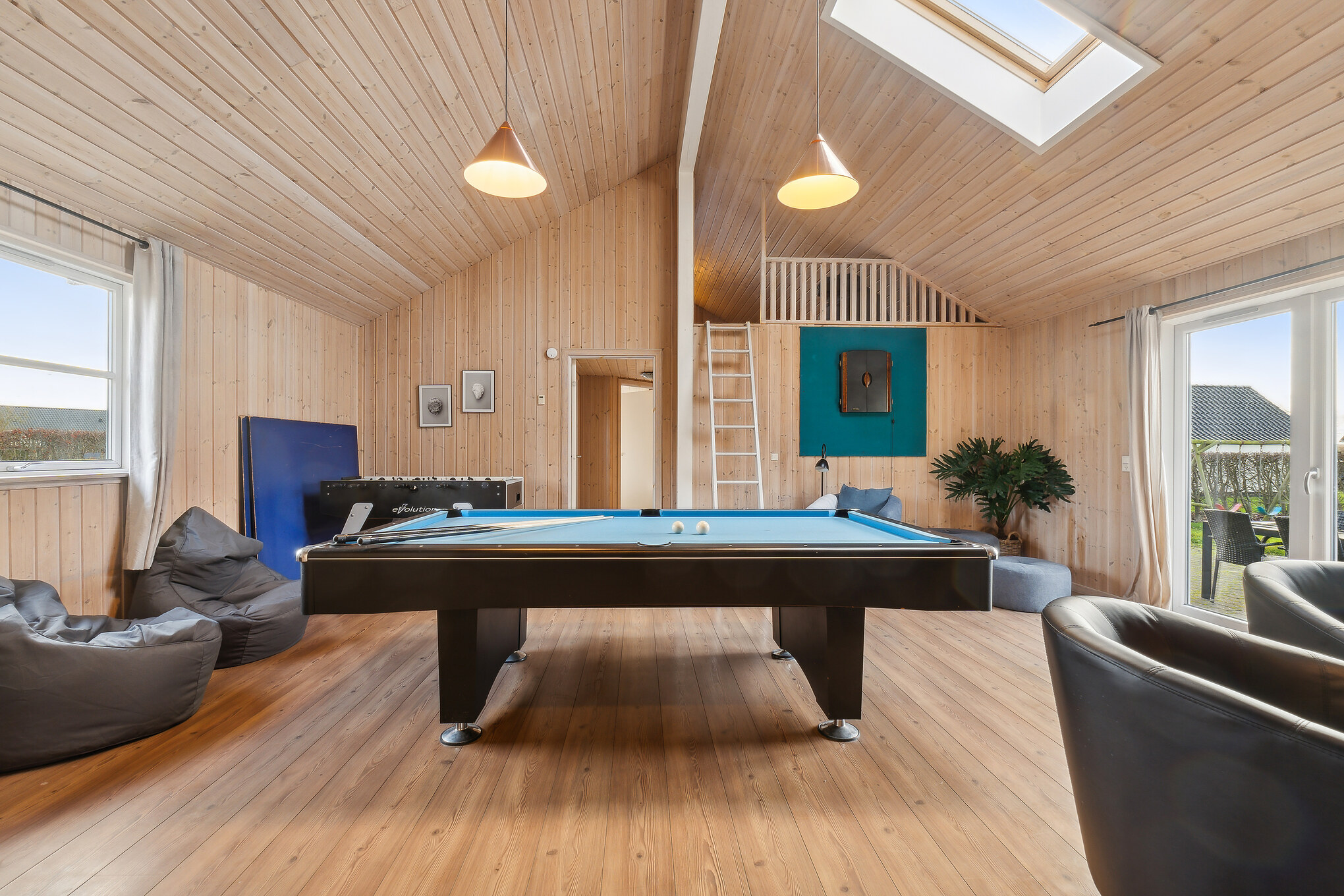 Ud over de mange timer, man kan bruge i husets pool-afdeling, så byder luksushus 221 også på billard/bordtennis og dart