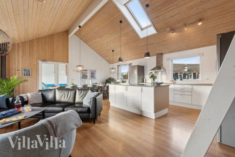 Sofaen i luksushus 221 i Fyn og øer indbyder til brætspil eller at se en film sammen.