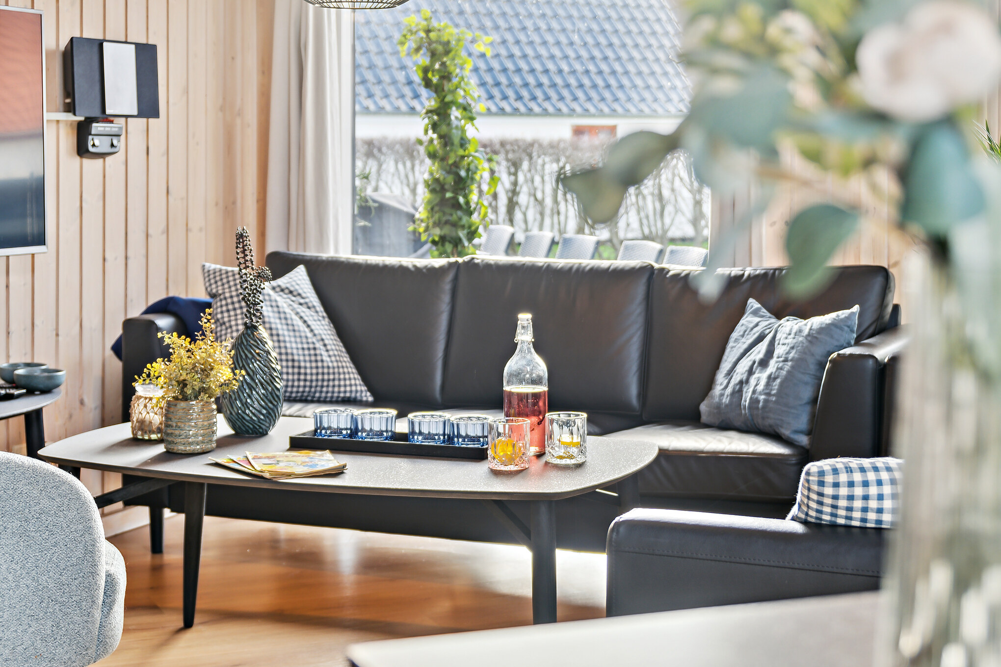 Der er mulighed for hygge i sommerhusets sofaarrangement, når I besøger luksushus nr. 221