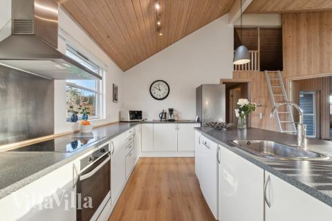 Køkkenet i luksushus nr. 221 er udstyrret, så I let kan lave mad til 16 personer.