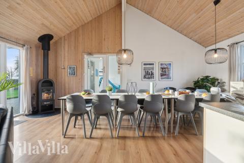 Det store lyse opholdrum i luksushus nr. 221 til 16.