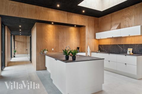 Køkkenet i luksushus nr. 684 er udstyrret, så I let kan lave mad til 18 personer.