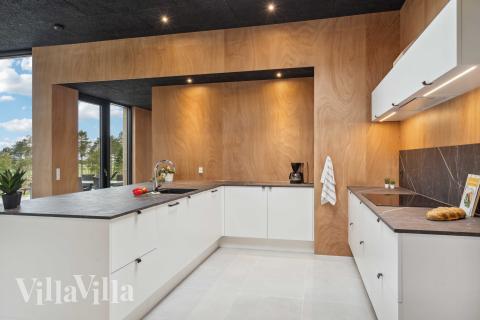 Velindrettet køkken i luksushus nr. 684 i Limfjorden.