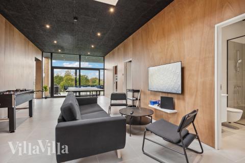 Dyst i sommerhusets aktivitetsrum, når I besøger luksushus nr. 684 i Limfjorden.