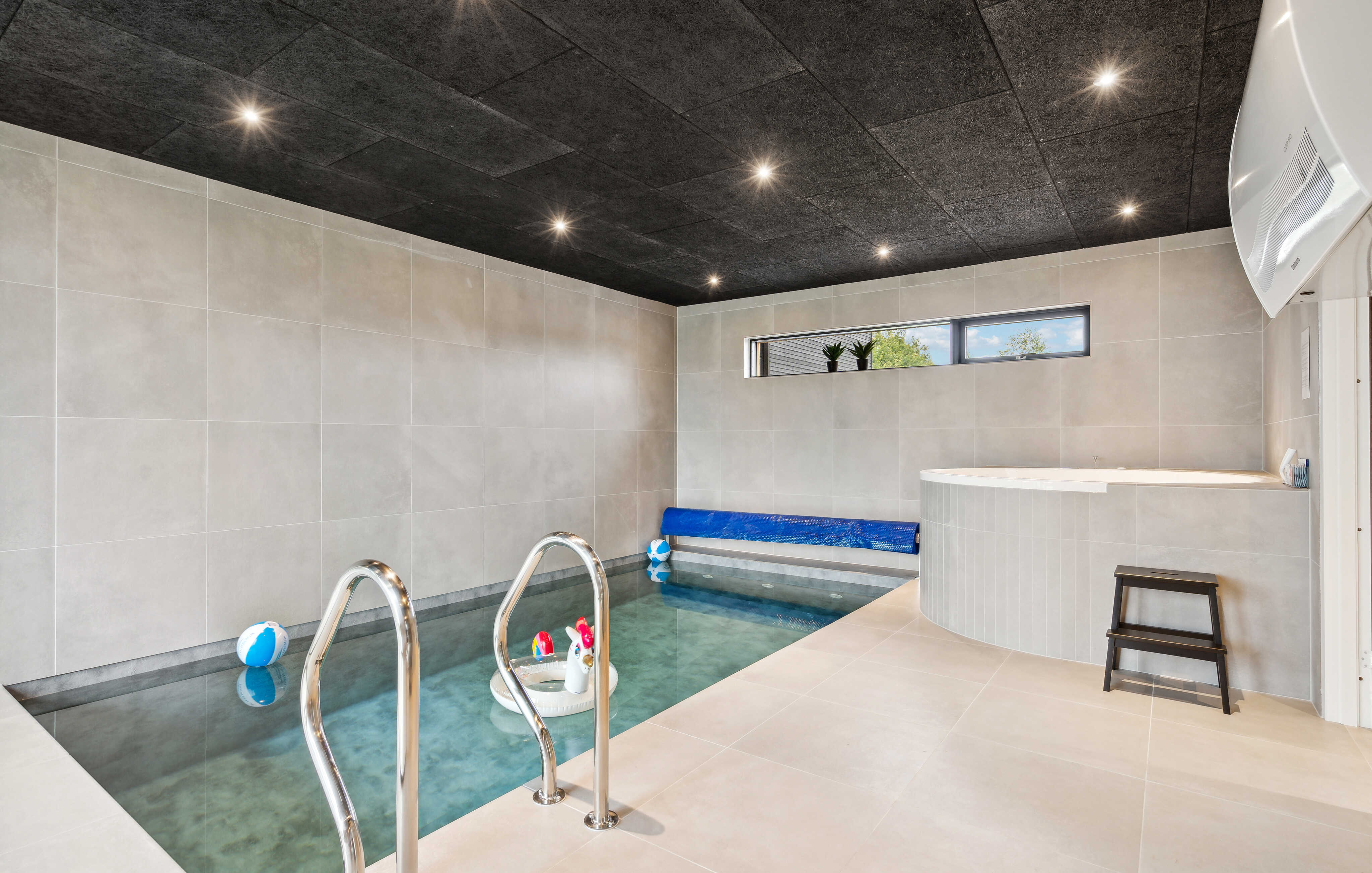 Tag en dukkert i poolen i luksushus nr. 684 i Limfjorden.