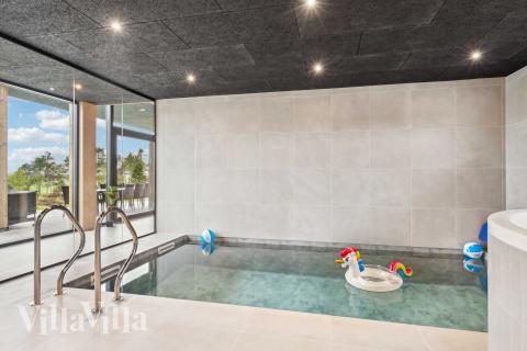 Sommerhus 684 er indrettet med en lækker poolafdeling med vandrutsjebane, dejlig stor indbygget spabad og sauna