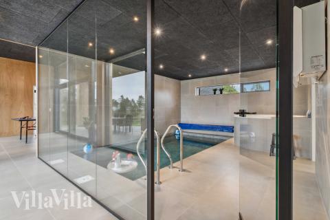 Den lækre pool i luksushuse nr. 684 til 18 personer