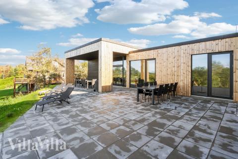 Nyd en grillaften på terrassen i luksushus nr. 684 i Limfjorden