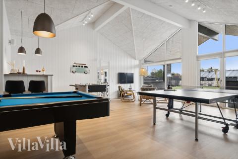 Aktivitetsrum i luksushus nr. 652 med 8 soveværelser og plads til 20 personer.