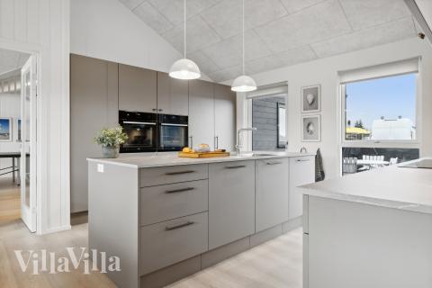 Køkkenet i luksushus nr. 652 er udstyrret, så I let kan lave mad til 20 personer.