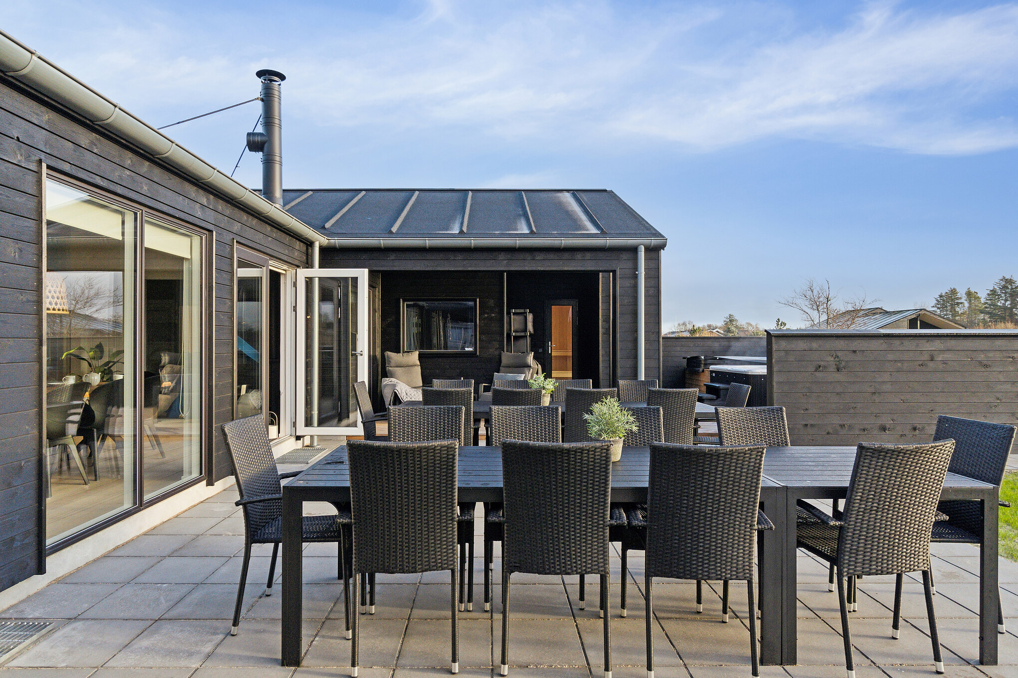 Nyd en grillaften på terrassen i luksushus nr. 652 i Nordjylland