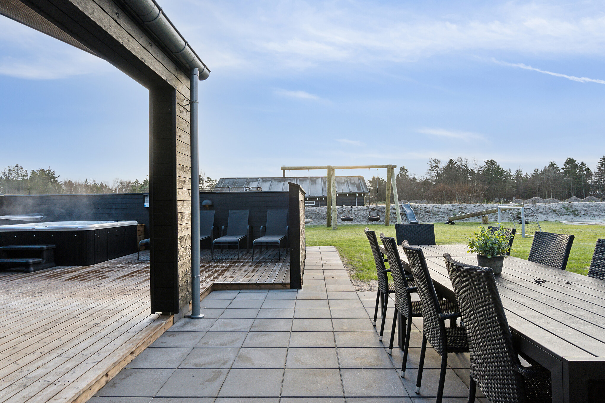 På terrassen i sommerhus nr. 652 er der plads til 20 personer.