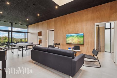 Luksushus 684 til 18 personer byder på et stort aktivitetsrum med bl.a. billard og dart