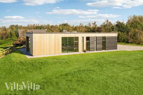 Dette skønne poolhus nr. 684 med plads til 18 personer ligger i Limfjorden