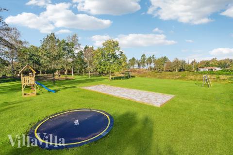 I det attraktive aktivitesrum i luksushus nr. 684 i Limfjorden  er der masser af udendørs aktiviteter, f.eks. legetårn og gynge