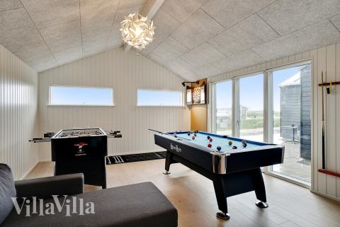 Luksushus 669 til 10 personer byder på et stort aktivitetsrum med bl.a. billard og dart