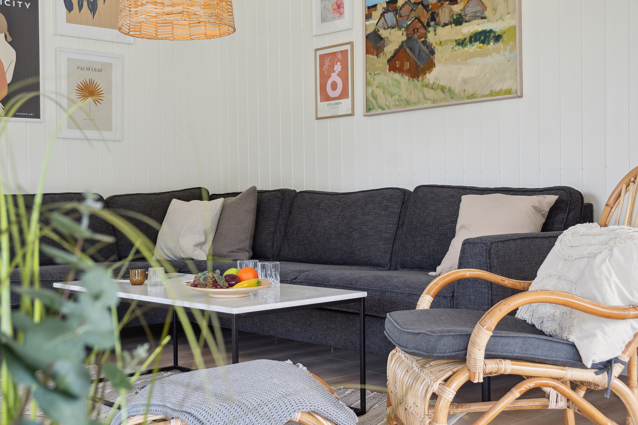 Sofaen i luksushus 669 i Nordjylland indbyder til brætspil eller at se en film sammen.
