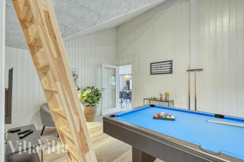 Luksushus 769 til 14 personer byder på et stort aktivitetsrum med bl.a. billard og dart