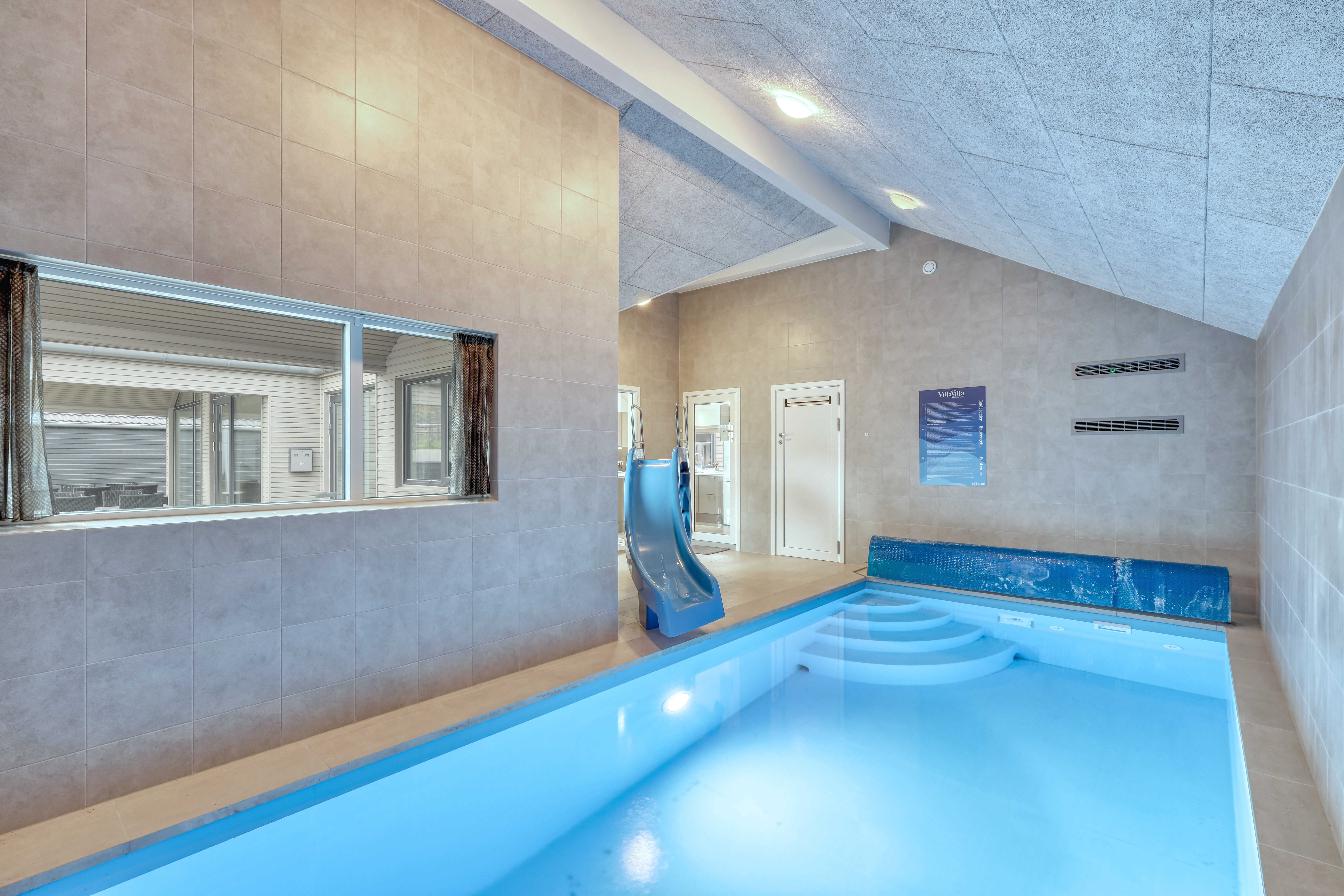 Sommerhus 768 er indrettet med en lækker poolafdeling med vandrutsjebane, dejlig stor indbygget spabad og sauna