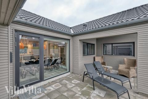 På terrassen i sommerhus nr. 768 er der plads til 14 personer.