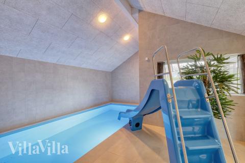 Den lækre pool i luksushuse nr. 767 til 14 personer